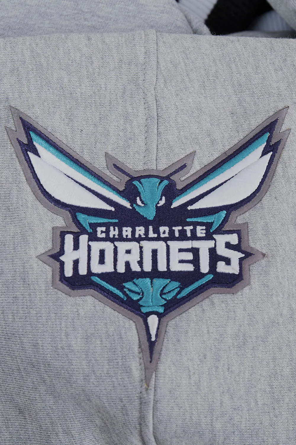 NBA CHARLOTTE HORNETS SCRIPT TAIL MEN'S RIB FLEECE PULLOVER HOODIE (HEATHER GRAY/BLACK)